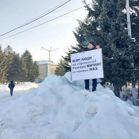 В Бийске прошел одиночный пикет с призывом разрешить митинг против роста ЖКХ