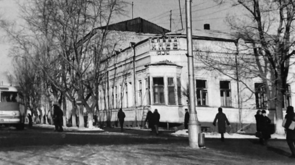 Власти Барнаула судятся с федеральным ведомством за ремонт фасада одного из старейших зданий