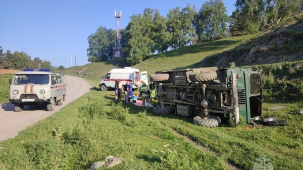 18 человек пострадали при переворачивании грузовика с туристами на Алтае