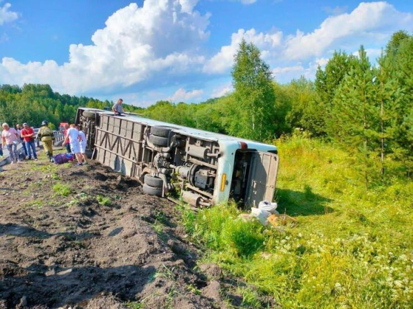 Автобус с 40 пассажирами перевернулся на трассе Бийск-Новокузнецк