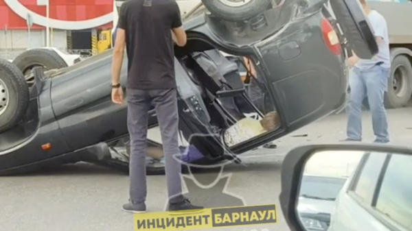 Автомобиль перевернулся напротив "Ашана" в Барнауле