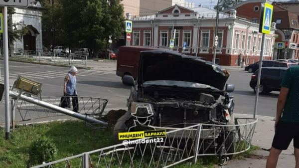 Автомобиль протаранил забор и выехал на газон в результате ДТП в центре Барнаула