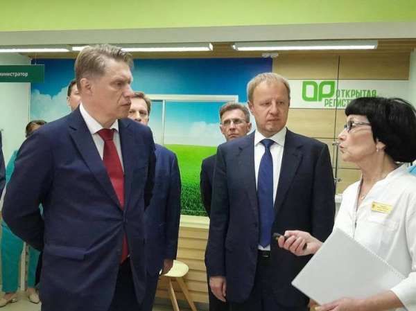 Глава Минздрава РФ посмотрел, как строится самая большая поликлиника Алтайского края