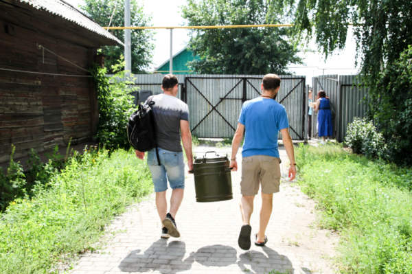 "Может случиться с каждым". Кто в Барнауле бесплатно кормит бомжей и почему это важно