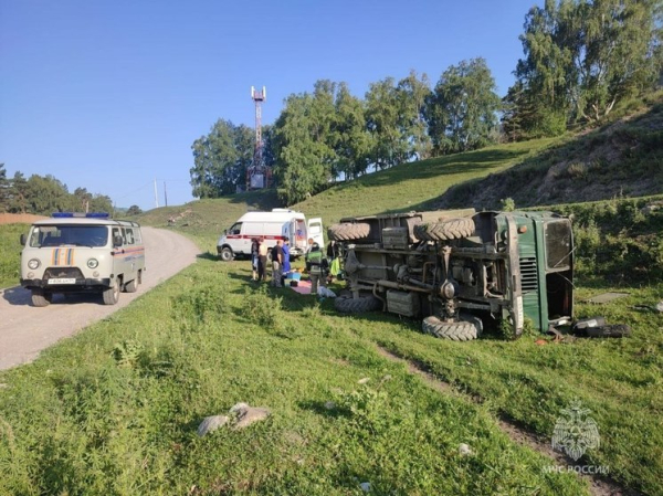 На Алтае перевернулся грузовик с туристами по пути на Каракольские озера