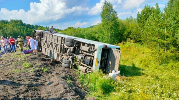 На трассе Бийск — Новокузнецк перевернулся автобус