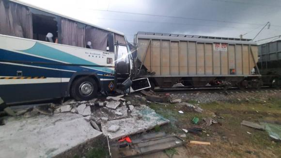 Один человек скончался в результате столкновения грузового поезда и автобуса в Алтайском крае