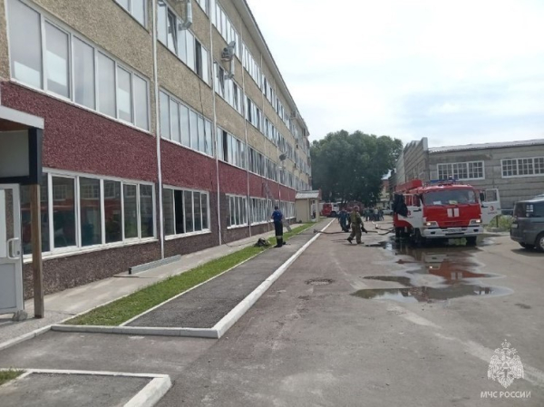 Полсотни спасателей тушили пожар в производственном здании в Барнауле