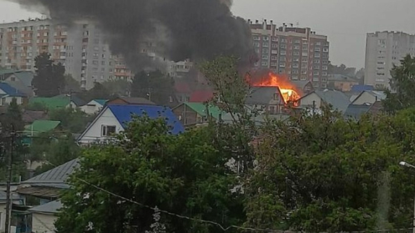 Сильный пожар в частном доме произошел в Барнауле