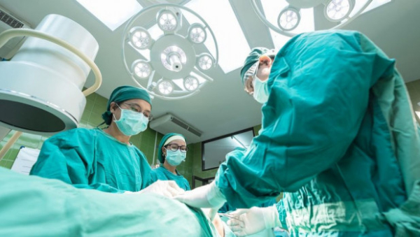 Суд запретил оперировать новосибирскому хирургу - он оставил в ране пациентки салфетку