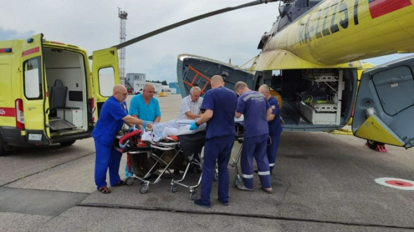 Трех пассажиров, пострадавших при падении вертолета на Алтае, доставили в Барнаул