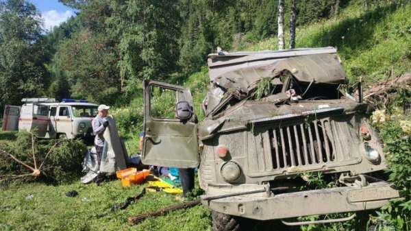 Трех пострадавших при перевороте грузовика доставят санавиацей в Горно-Алтайск