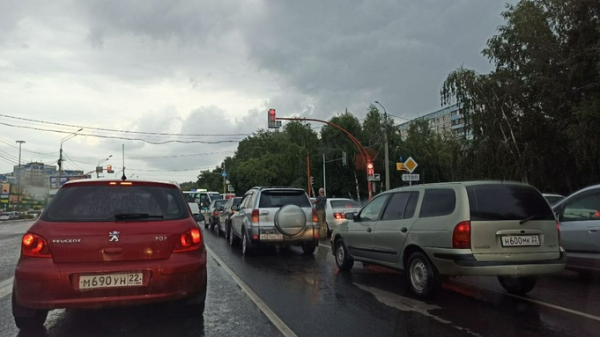 Три автомобиля столкнулись на Павловском тракте в Барнауле