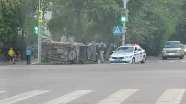 Три человека пострадали в ДТП с переворотом в Барнауле