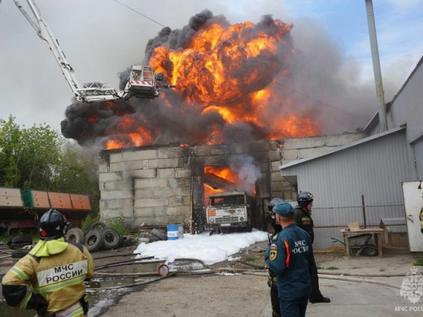 В Барнауле локализовали пожар в гаражах