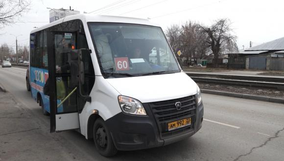 В Барнауле на проспекте Красноармейском пенсионер выпал из автобуса