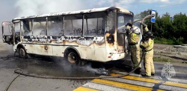 В Бийске пассажирам пришлось спешно покидать горящий автобус