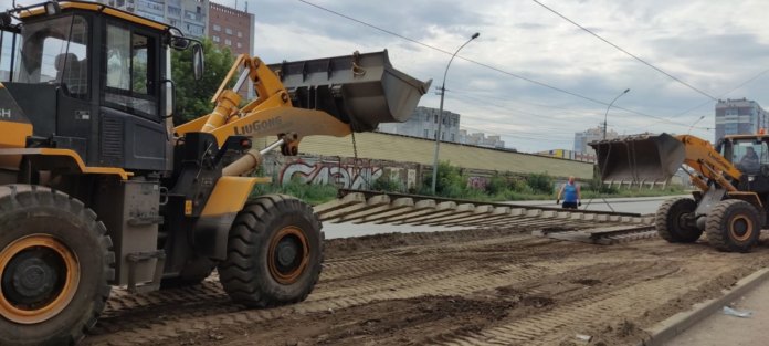 В Новосибирске начались работы по замене трамвайных путей на улице Троллейной