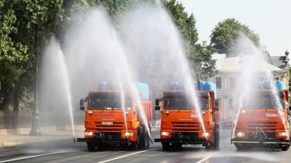 В связи с жарой приступили к поливке основных улиц Барнаула