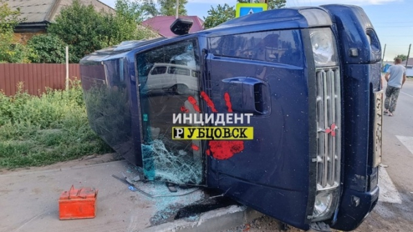 Внедорожник завалился на бок после столкновения с микроавтобусом в Рубцовске