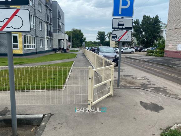 Житель Барнаула жалуется на перекрытие шлагбаумами и забором территории на Рыночном проезде