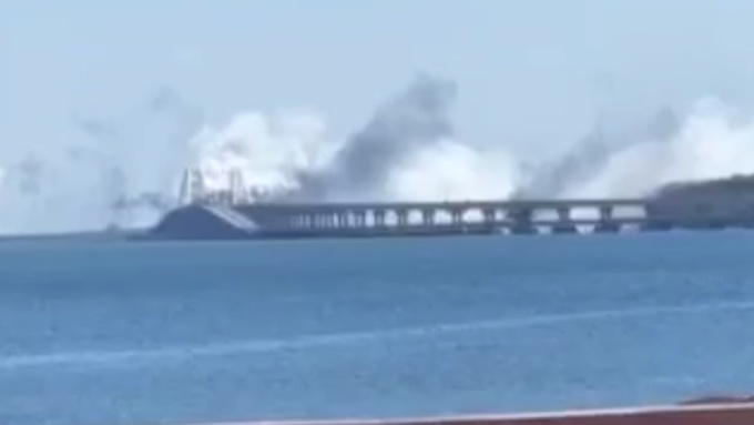Аксенов заявил о двух сбитых ракетах у Крымского моста