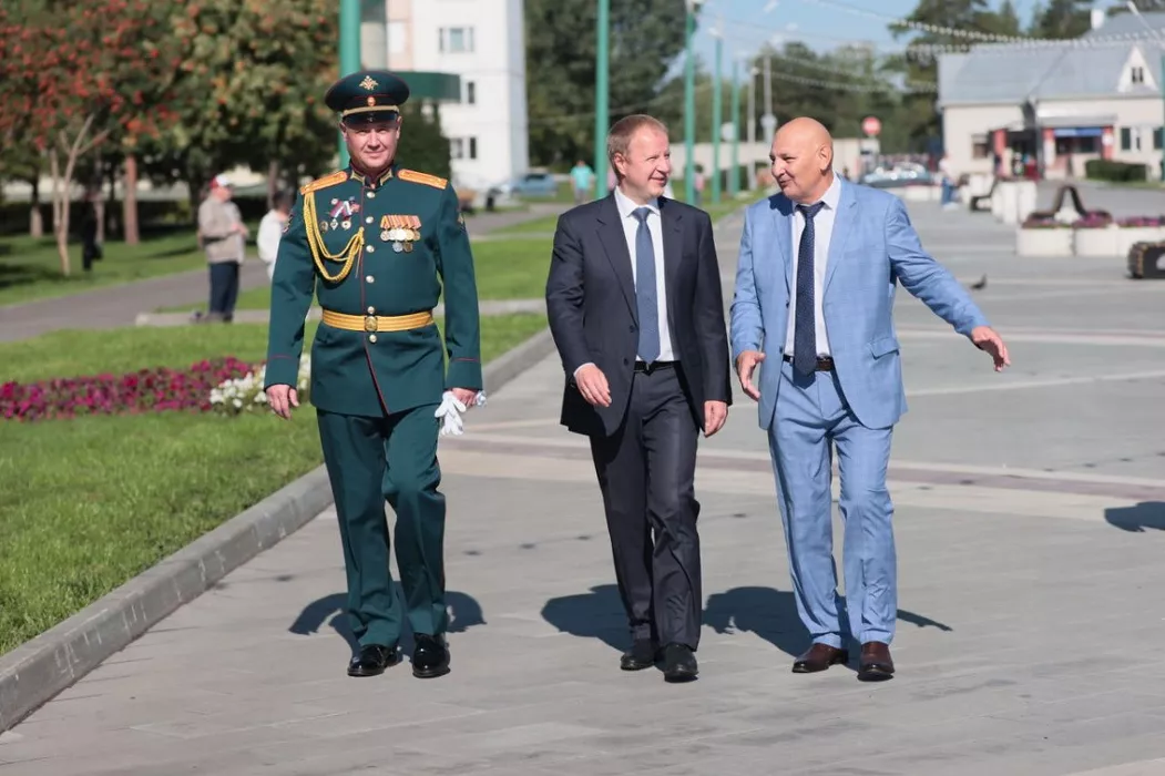 Алтайский губернатор отметил День российского флага на митинге с ракетчиками