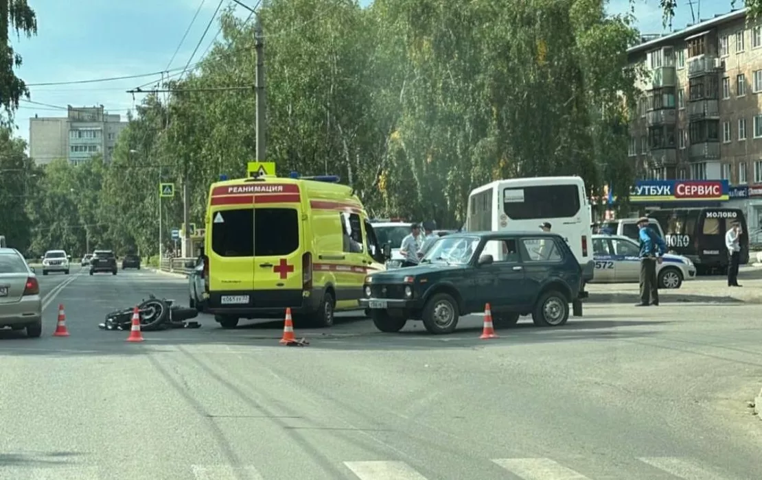 Байкер-нарушитель погиб на перекрестке в Барнауле (18+)