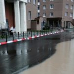 Барнаульцы пожаловались на то, что через их двор сливают грязную воду со стройки