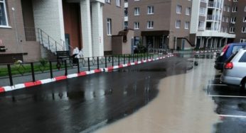 Барнаульцы пожаловались на то, что через их двор сливают грязную воду со стройки