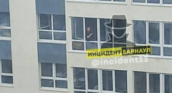Барнаульцы пожаловались на женщину, которая поет песни по ночам в многоэтажке