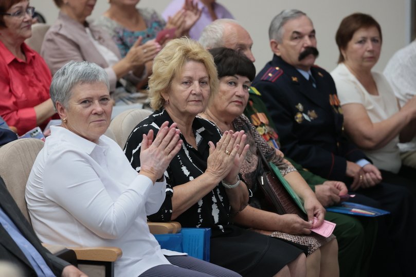 Губернатор Томенко встретился с пенсионерами и обсудил меры их поддержки