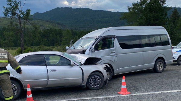 Микроавтобус столкнулся с иномаркой на Алтае – есть пострадавшие