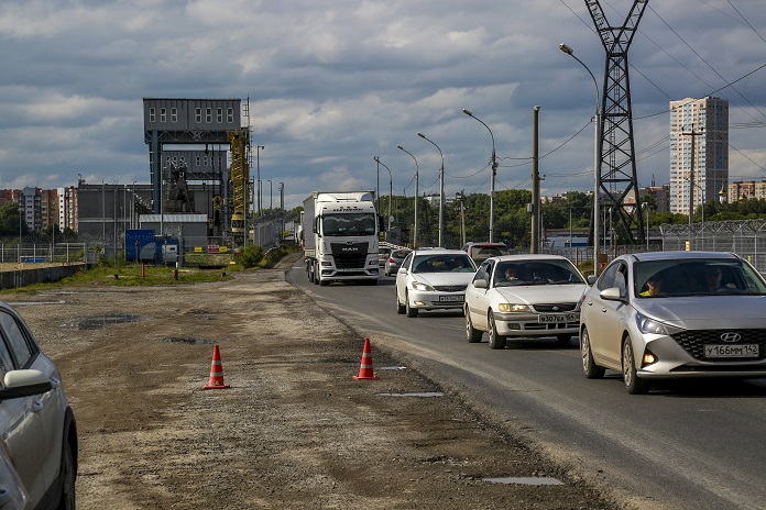 На дамбе новосибирской ГЭС заканчивается ремонт дороги