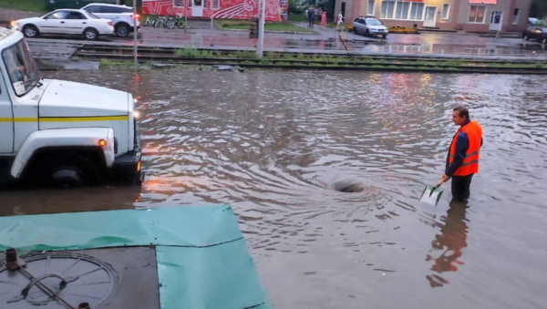 Несколько улиц, дворов и даже офисов затопило после мощного ливня в Барнауле