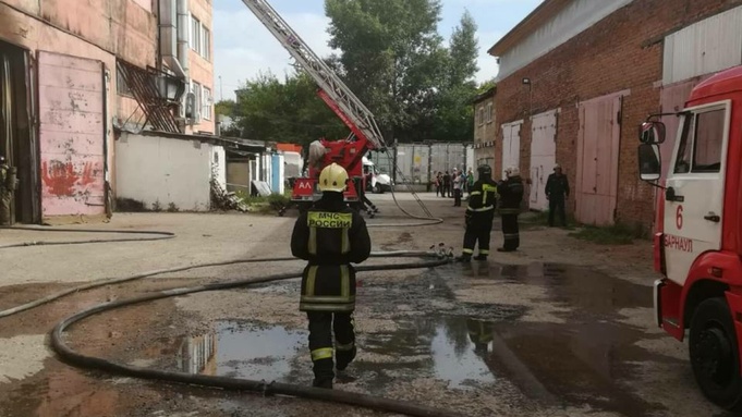 Пожар произошел в промышленном здании в Барнауле