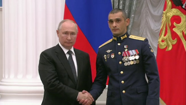 Путин лично присвоил звание первому Герою России на Алтае