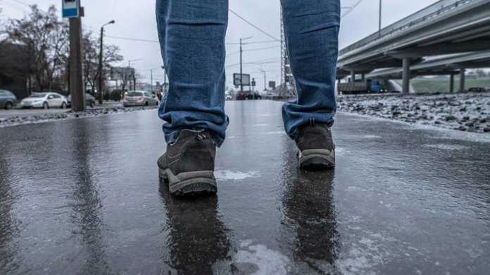 С дорожников Новосибирска взыскали 300 тысяч рублей за травмирование пенсионерки на льду