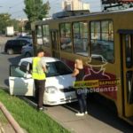 Трамвай и легковушка столкнулись в Барнауле