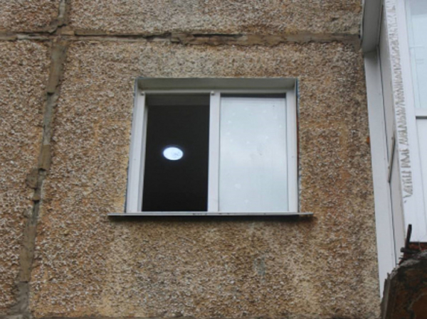 Трехлетний мальчик выпал из окна в алтайском городе, пока его мать спала