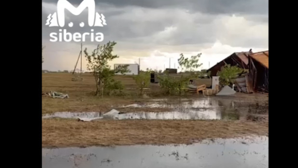 Ураган перевернул гостевые дома на турбазе в Алтайском крае