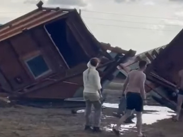 В Алтайском крае ураган перевернул домики с туристами