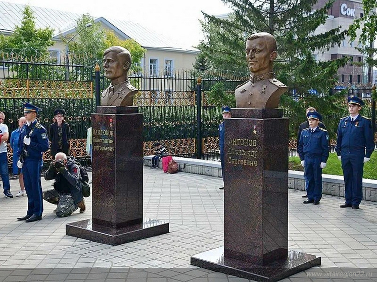 В Барнауле открыли памятники героям-летчикам