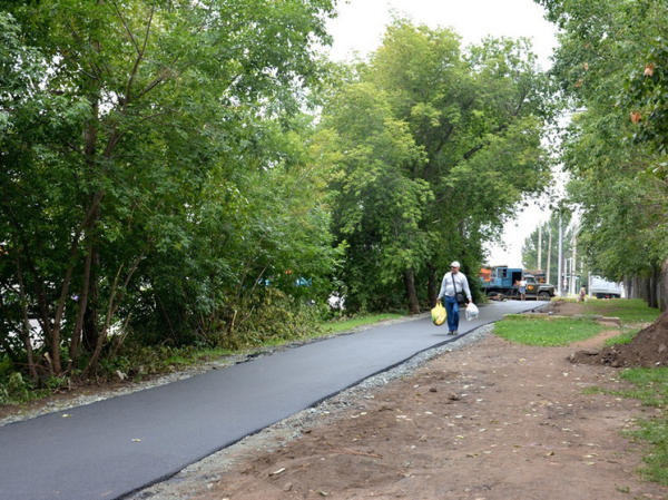 В одном из районов Барнаула обустроили новую пешеходную дорожку