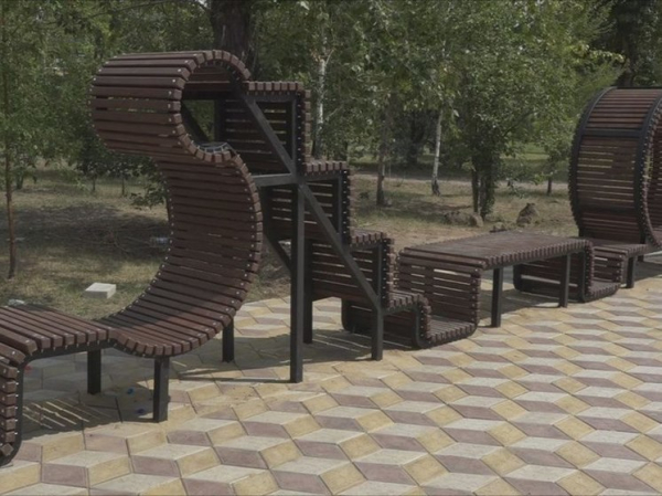 В парке Славгорода появились скамейки необычной формы