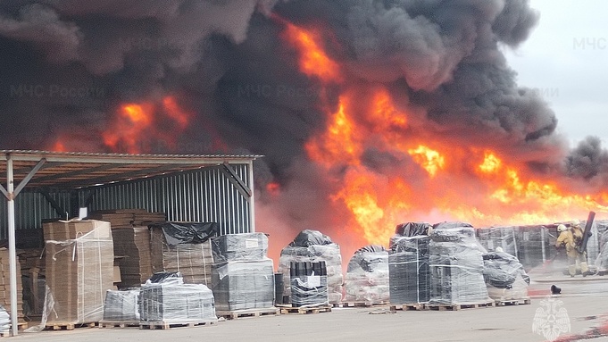 В подмосковном Раменском произошел пожар на складе с удобрениями