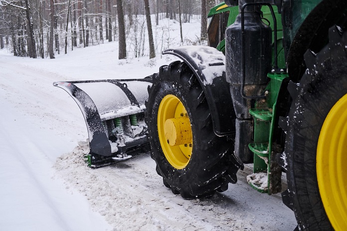 В правительстве региона подписали соглашение о покупке новой снегоуборочной техники для Новосибирска