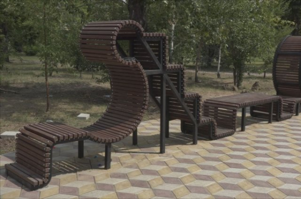 В Славгороде благоустраивают парк с уникальными скамейками