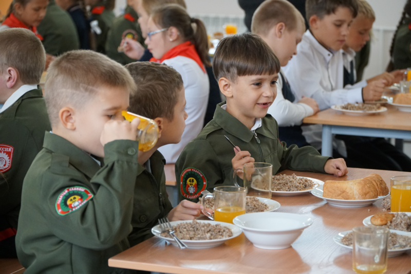 Барнаульские депутаты посетили местную школу и попробовали горячие обеды