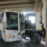 Четыре человека пострадали при столкновении междугороднего автобуса и грузовика в Бийске